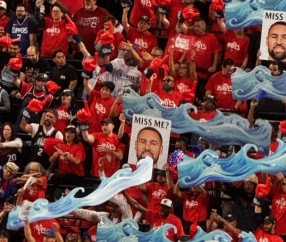 星空娱乐-乱我道心？库里首次罚球时 快船球迷墙晒克莱“想我了吗？”照片