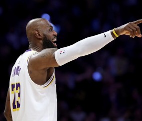 星空体育-詹姆斯赛季表现：场均21分新秀以来最低，打破命中数和最老三双纪录